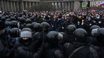 СК возбудил четыре дела по фактам нападения на силовиков во время митинга