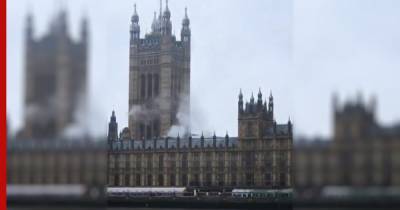 В Лондоне над зданием парламента поднялся дым