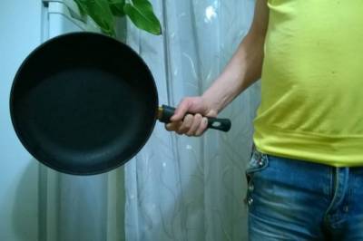 В Киевской области мужчина избил приятеля сковородкой и поджег его волосы