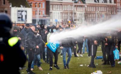Полиция Амстердама и Эйндховена жестко разогнала демонстрации