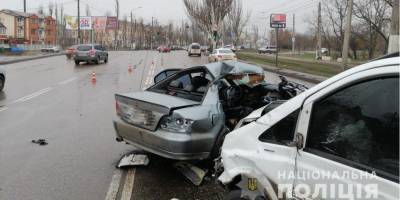 В Одессе столкнулись два автомобиля, двое пострадавших, погибла 18-летняя девушка