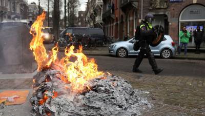 Полиция применила силу на протестах против мер по COVID в Нидерландах
