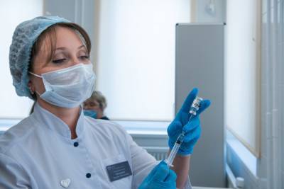 Петербургские предприятия отправят на прививку от COVID-19 более 60 тысяч сотрудников