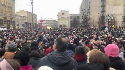 Госдеп считает "демократией" агрессию сторонников навального против полиции