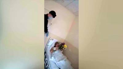 "Личная трагедия": омоновец извинился перед женщиной, которую ударил