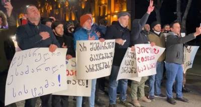 Активисты оппозиции провели акцию во время комендантского часа в Тбилиси - видео