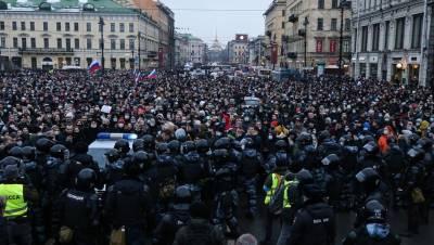 Протестный митинг, штрафы нарушителям и сокращение ковидных коек: Петербург 23-24 января