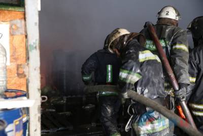 Пожар на складе горюче-смазочных материалов в Луганске ликвидирован