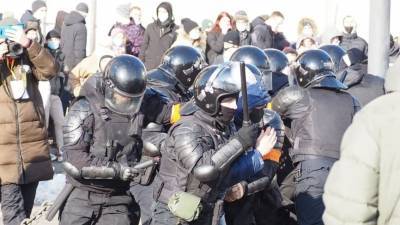 СК возбудил уголовное дело после наезда на полицейского на митинге в Москве