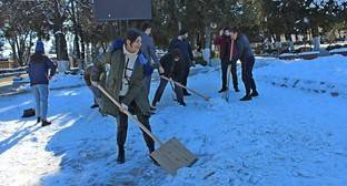 Волонтеры приступили к уборке улиц Степанакерта