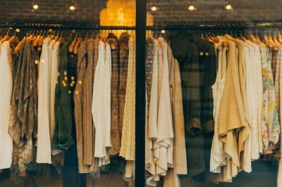 Продажи одежды из-за пандемии упали на четверть