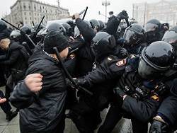 СК возбудил четыре дела о насилии в отношении полицейских в Москве