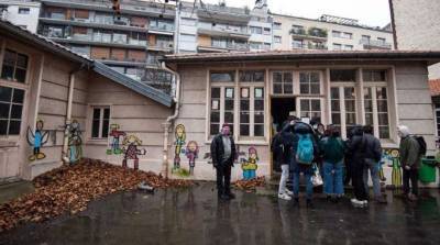 В Париже мигранты оккупировали здание детского сада с требованием получить укрытие от холода и пандемии