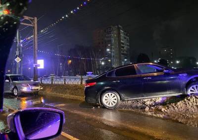 На Московском шоссе иномарка влетела в дорожное ограждение