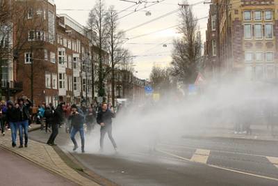 Полиция Нидерландов применила водометы для разгона протестующих