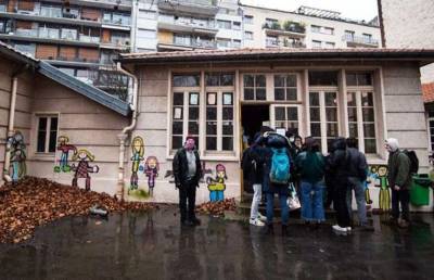 В Париже мигранты заняли здание бывшего детского сада, чтобы обратить внимание властей на свои требования