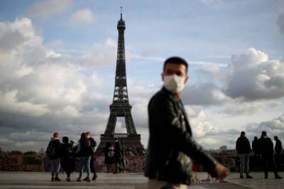 В Париже сотни мигрантов требуют защиты от холода и пандемии