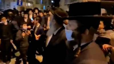 Видео: массовые столкновения ортодоксов с полицией в Бней-Браке и Бейт-Шемеше