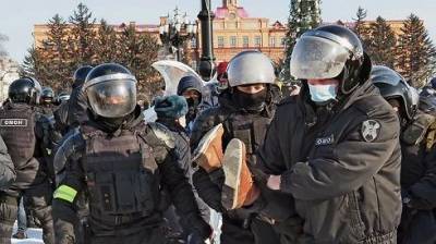 Во Владивостоке ОМОН начал жесткий разгон участников акции «Свободу Навальному!», в Москву стягивают бронетехнику — СМИ