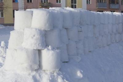Восьмилетняя россиянка умерла под обрушившейся снежной крепостью