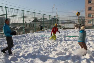 В Южно-Сахалинске провели турнир по снежному волейболу