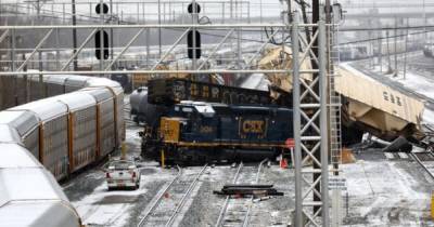 Семь вагонов поезда сошли с рельсов в США, произошел разлив топлива