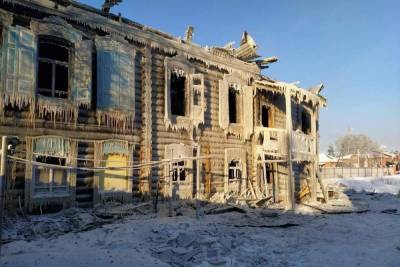 В Омской области горел дом прошлого века