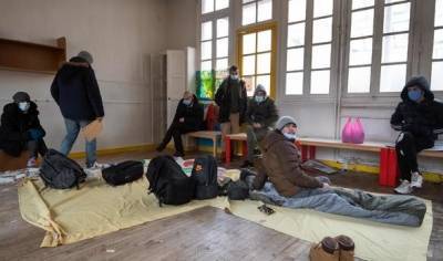 Около 300 мигрантов в Париже захватили здание бывшего детского сада