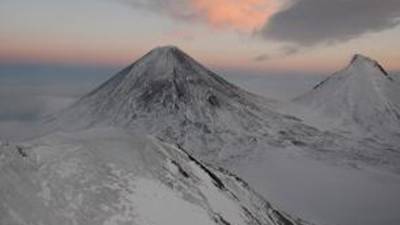 На извергающемся Ключевском вулкане сошла серия лавин