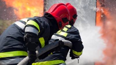 Огненное видео: подмосковные пожарные вошли в горящий дом и эффектно погасили пламя