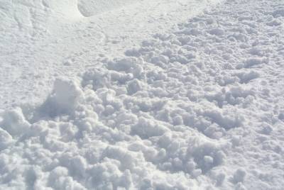 Пласт снега насмерть придавил девочку в калужской деревне при игре