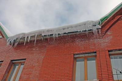 Жителей Уфы предупредили об опасности образования сосулек и схода снега на крышах зданий
