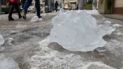 Падение ледяной глыбы едва не закончилось смертью водителя в Приморье