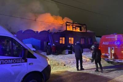 В Арамили сгорели три автомобиля и здание