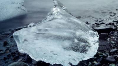 Упавшая глыба льда разбила лобовое стекло иномарки во Владивостоке