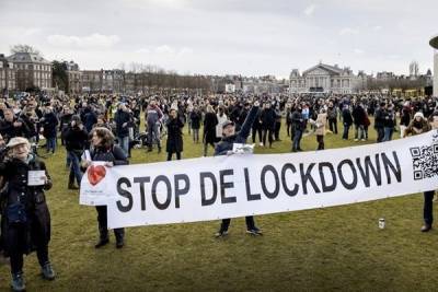 В Нидерландах полиция водомётами разогнала акцию против новых COVID-ограничений - govoritmoskva.ru - Голландия - Амстердам