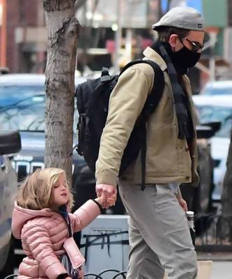 Mini me: Брэдли Купер на прогулке с дочкой, которая становится все больше и больше похожа на него