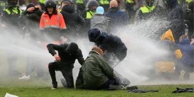 В Нидерландах люди вышли на протесты из-за введения комендантского часа: произошли столкновения с полицией