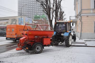 Ульяновские дороги и тротуары обрабатывают песком и реагентами