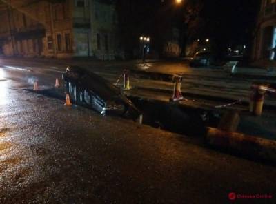 В Одессе легковушка влетела в оставленную коммунальщиками яму