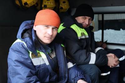 В Кемерове спасатели пришли на помощь ребёнку, закрытому в машине