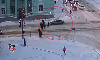 В Петрозаводске автомобиль въехал в группу пешеходов