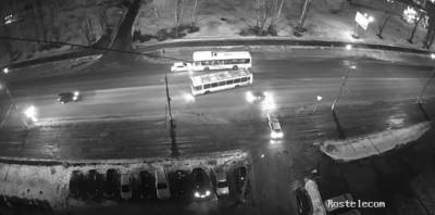 Как в керлинге: на Московской автобус выбил легковушку (видео)