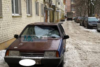В Ярославле упавшая с крыши льдина разбила автомобиль