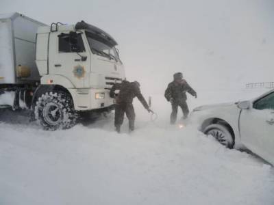 В Казахстане за выходные из снежных заносов спасены 64 человека