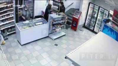 На Васильевском острове полицейские задержали мужчин, угрожавших продавцу магазина