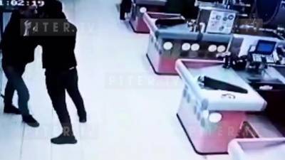 Видео: двое мужчин избили охранника магазина на Художников после кражи шоколада и алкоголя