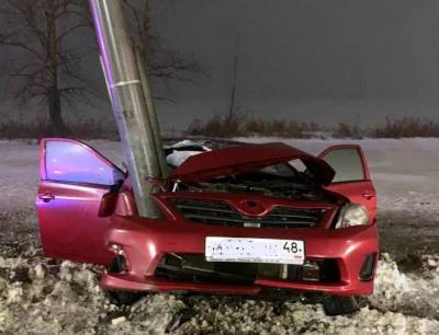 Под Липецком 19-летний водитель протаранил столб. Парень погиб