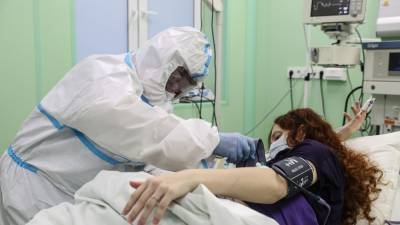 Женщин в России обязали рожать в медицинских масках