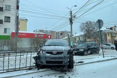 Водитель после столкновения с машиной снёс ограждение на Бабушкина в Чите